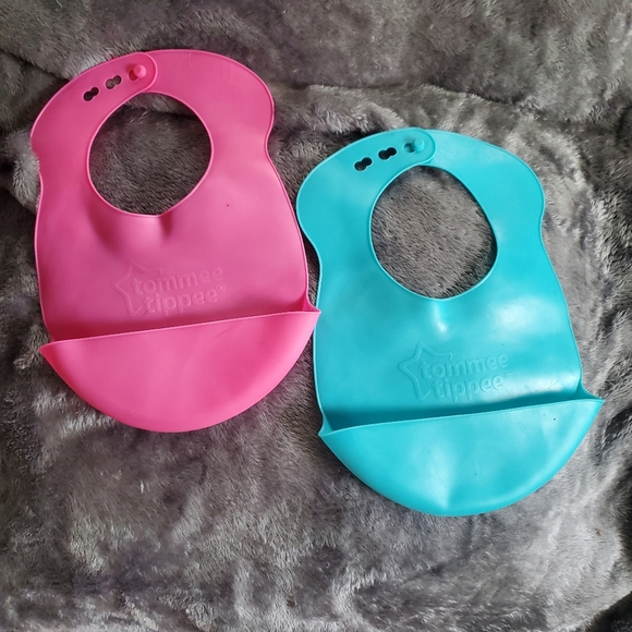 Tommee Tippee Feeding Bibs 2 pk - Picture 1 of 4